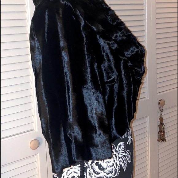 🛍️WHITE House Black Market Black Faux Fur Bolero - Picture 3 of 4